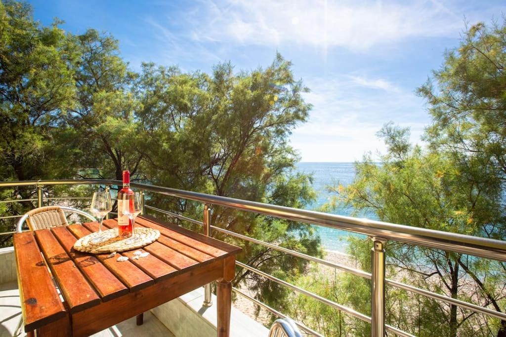 Potam'sea Bliss 4 - Front, Sun Beds & Parking Himara